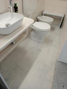 een badkamer met een toilet en een wastafel bij Free Zone in Annunziata
