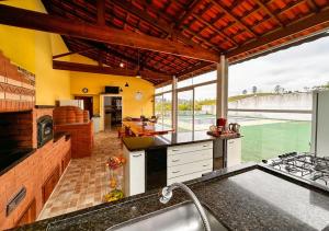 - une cuisine avec un évier et un comptoir dans l'établissement Chácara com lazer completo e piscina em Igaratá - SP, à Igaratá