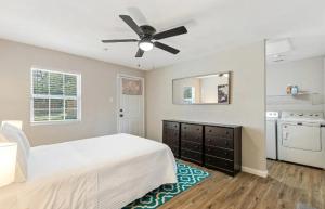 1 dormitorio con 1 cama y ventilador de techo en Modern 1BR near Bishop Arts District, en Dallas