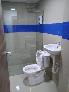 a bathroom with a toilet and a sink at HOTEL DI MAR in Cartagena de Indias