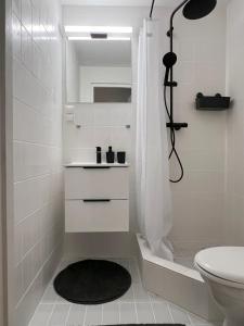 y baño con ducha, lavabo y aseo. en Spacious Apartment in Kadriorg, Tallinn City Centre en Tallin