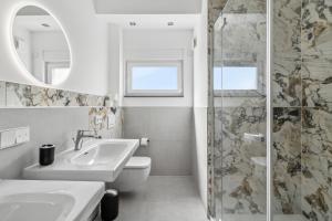 y baño con aseo, lavabo y ducha. en SUITE4ME - Moderne Apartments I Küche I Balkon I Waschmaschine, en Dietzenbach