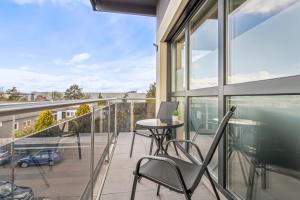 a balcony with a table and chairs on it at SUITE4ME - Moderne Apartments I Küche I Balkon I Waschmaschine in Dietzenbach
