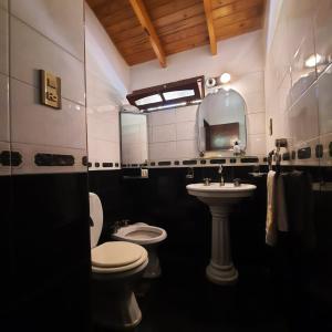 チャクラス・デ・コリアにあるHERMOSA CASA en CHACRAS DE CORIAのバスルーム(トイレ、洗面台、鏡付)