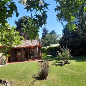 查克拉斯德科里亞的住宿－HERMOSA CASA en CHACRAS DE CORIA，花园内的房子,带院子