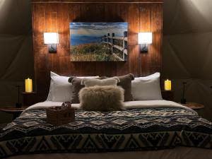 Ένα ή περισσότερα κρεβάτια σε δωμάτιο στο Luxury Glamping Domes,Hot Tub, Mountain views, Winery