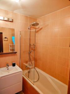 a bathroom with a shower and a sink at Wola Park Apartament - Self Check-In Klimatyzacja, Metro Ulrychów, Garaż-Gratis in Warsaw