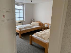 a room with two beds and a window at Drei Linden Jasper in Wolfenbüttel