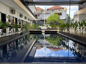 basen z wodą w środku budynku w obiekcie MULIA INN Denpasar Imam Bonjol w mieście Seminyak