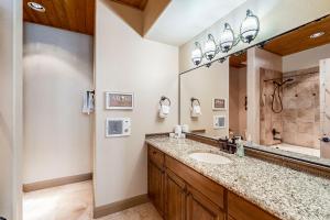 ein Badezimmer mit Waschbecken und großem Spiegel in der Unterkunft Crooked River #18 in Brian Head + 39 Fotos