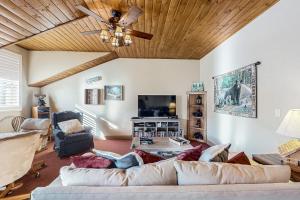 ein Wohnzimmer mit einem Sofa und einer Decke in der Unterkunft Crooked River #18 in Brian Head