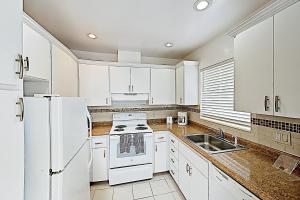 una cucina bianca con elettrodomestici bianchi e lavandino di Bambi Apartments III a Pompano Beach