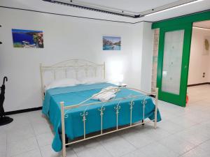 - une chambre avec un lit et une couverture bleue dans l'établissement Casa vacanze, à Reggio de Calabre