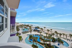 uitzicht op het strand vanaf het balkon van een resort bij Luxury 6th Floor 3 BR Condo Direct Oceanfront Wyndham Ocean Walk Resort Daytona Beach | 604 in Daytona Beach
