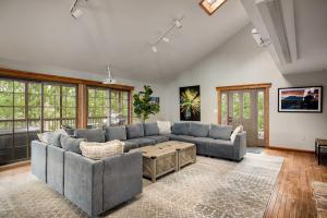 Gallery image of Hot Tub, Screened Porch, Grill, WiFi - Huge Cabin! in Berkeley Springs +24 photos