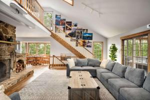 Gallery image of Hot Tub, Screened Porch, Grill, WiFi - Huge Cabin! in Berkeley Springs