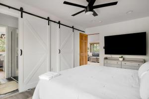 Gallery image of Hot Tub, Screened Porch, Grill, WiFi - Huge Cabin! in Berkeley Springs