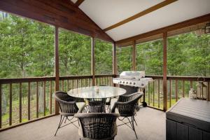 Gallery image of Hot Tub, Screened Porch, Grill, WiFi - Huge Cabin! in Berkeley Springs