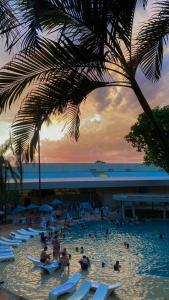 um grupo de pessoas numa piscina num resort em Rafain Palace Hotel & Convention Center em Foz do Iguaçu