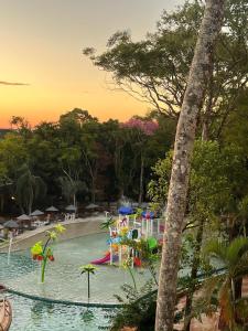 uma piscina num resort com parque aquático em Rafain Palace Hotel & Convention Center em Foz do Iguaçu