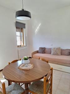 een woonkamer met een tafel en een bank bij La Casetta di Nonna Rosa in Bari