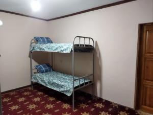 Zimmer mit 2 Etagenbetten in einem Zimmer in der Unterkunft Hostel Yak-Shab in Duschanbe