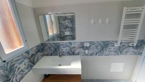 a bathroom with a sink and a mirror at Villa Duna Verde in Duna Verde