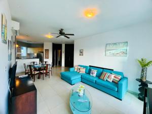 sala de estar con sofá azul y mesa en Playa Blanca Founders 1, en Río Hato