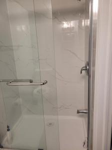baño con ducha y puerta de cristal en Cozy Room in a Quiet Neighbourhood, en Toronto