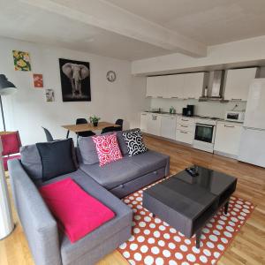 een woonkamer met een bank en een tafel bij Serene 1 bedroom apartment Oslo in Oslo