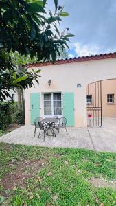 ガラルグ・ル・モンテュにあるLa villa De Lina 202 -Self Check In -の建物前のテーブルと椅子 +6枚の写真