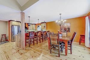 Alton Bay的住宿－Fantasia，用餐室以及带桌椅的厨房。