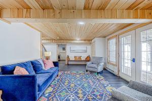 Alton Bay的住宿－Fantasia，客厅配有蓝色的沙发和椅子