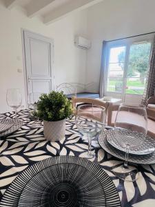 ガラルグ・ル・モンテュにあるLa villa De Lina 202 -Self Check In -のダイニングルーム(ガラスと植物付)
