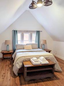 1 dormitorio con 1 cama con 2 mesas y una ventana en Stylish Victorian in Historic District en Cambridge