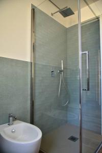 ein Bad mit einer Dusche und einem Waschbecken in der Unterkunft Sky & Vineyards - Mora - in La Morra
