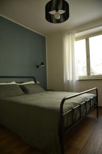 Schlafzimmer mit einem Bett und einem Fenster in der Unterkunft Sky & Vineyards - Mora - in La Morra