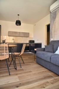 ein Wohnzimmer mit einem Sofa und einem Tisch in der Unterkunft Sky & Vineyards - Mora - in La Morra