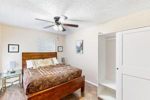 Schlafzimmer mit einem Bett und einem Deckenventilator in der Unterkunft The City Perch in Austin