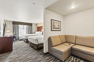 A bed or beds in a room at Cobblestone Hotel & Suites - Cullman