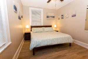 - une chambre avec un lit, 2 lampes et 2 fenêtres dans l'établissement New Listing - 1 Bed House experienced super host, à Bellevue
