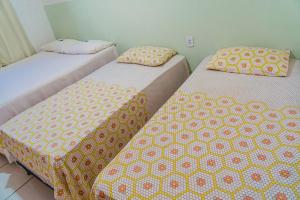 2 Betten nebeneinander in einem Zimmer in der Unterkunft Incrivel chale c WiFi e boa localizacao - Parnaiba in Parnaíba