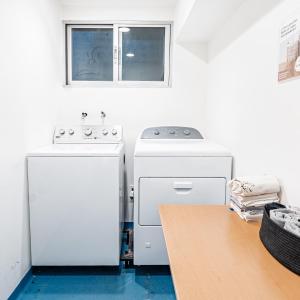 una cocina con 2 electrodomésticos blancos y una ventana en Elegante LOFT 6 con vista a la ciudad, en Ciudad de México