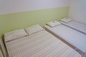 2 Betten in einem kleinen Zimmer in der Unterkunft Chale c WiFi e excelente localizacao-Parnaiba in Parnaíba