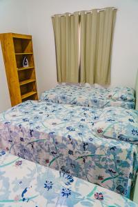 巴納伊巴的住宿－Chale c otima localizacao e Wi-Fi em Parnaiba PI，一间卧室设有两张床和窗户。