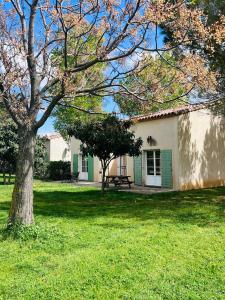 ガラルグ・ル・モンテュにあるLa villa De Lina 202 -Self Check In -の庭の木のある家
