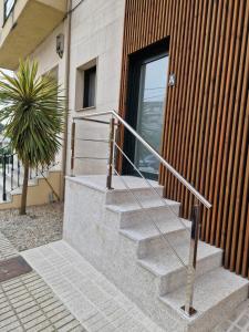 un conjunto de escaleras frente a un edificio en Apartaments Mariña A5, en Redondela