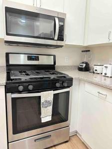 eine Mikrowelle über einem Herd in einer Küche in der Unterkunft Luxe Marina Del Rey Apartment,Parking, Gym, Pool, jacuzzi,BBQ in Los Angeles