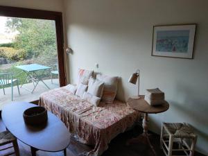 a living room with a couch and a table at Cap de Creus : bungalow, jardin y vista al mar. in Selva de Mar