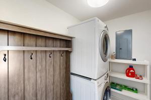 lavadero con lavadora y secadora en Lake My Day, en Huddleston
